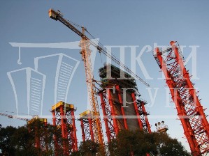 Крепление крана Potain MC320 K12 к опоре моста.