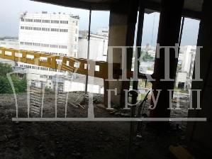 Крепление с помощью стоек между перекрытиями