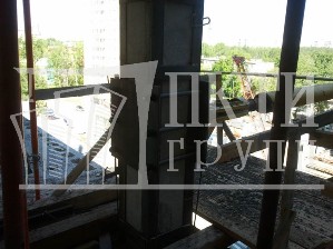Крепление к квадратной колонне на строительстве